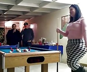 Ollmhór pawg ag imirt linn snámha!