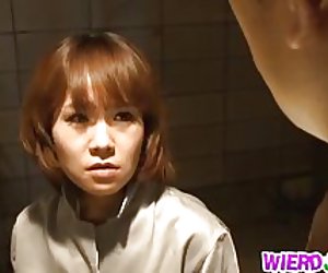 Milf taibhseach stripped ag oifigeach