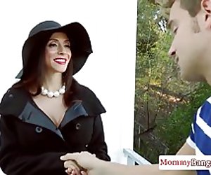 Hugetitted latina milf fucks óga le nach leasiníon