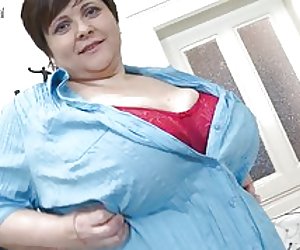 Ollmhór chíoch mam lánfhásta ag imirt le féin