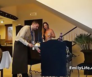 Cailíní Naked doras ar oscailt le haghaidh seirbhís seomra