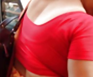 Sexy aunty le cíocha móra sa mhargadh