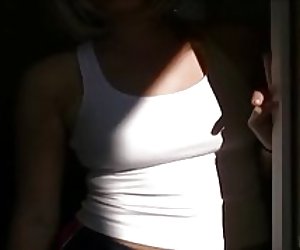 Asal te blonde faigheann jizzed tar éis graí bangs di i an seomra maireachtála