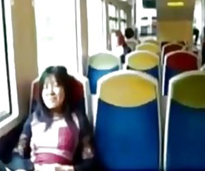 Milf na háise ar intinn aici clit ar an traein.