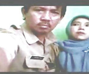 Indinéisis - bidan berjilbab