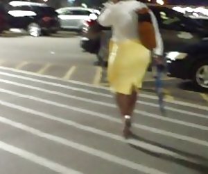 Leathan cromáin, milf daingean buí sciorta..