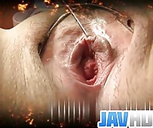 Big gcioch altra a léiríonn as a cuid mhór racaí agus chuimil sí puss