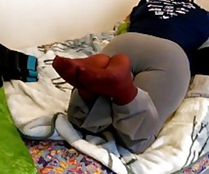 Wifeys burgúine níolón chosa tar éis lá fada ag an obair