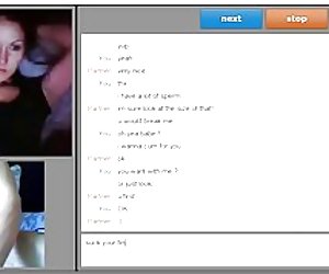 Gleoite bhean ag taispeáint tits, agus go domhain tarraing a mhéar